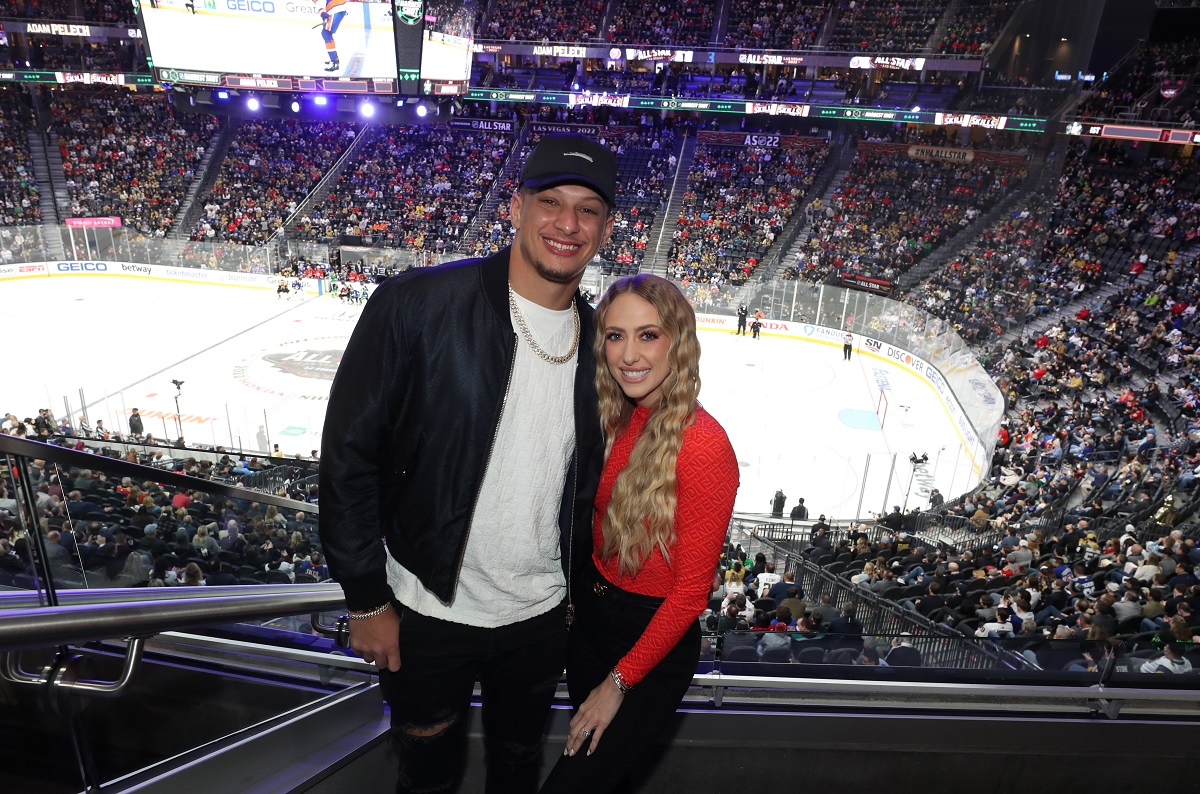Patrick Mahomes et Brittany Matthews posent pour une photo lors de l'événement All-Star Skills 2022 de la LNH