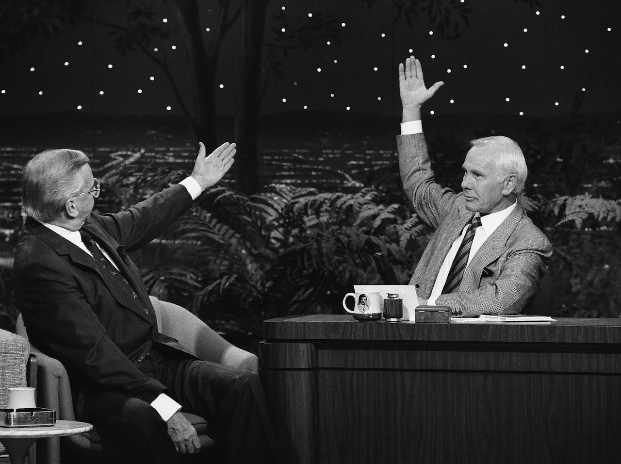 (LR) Ed McMahon levant la main vers Johnny Carson, levant également la main, sur 'The Tonight Show' en 1990