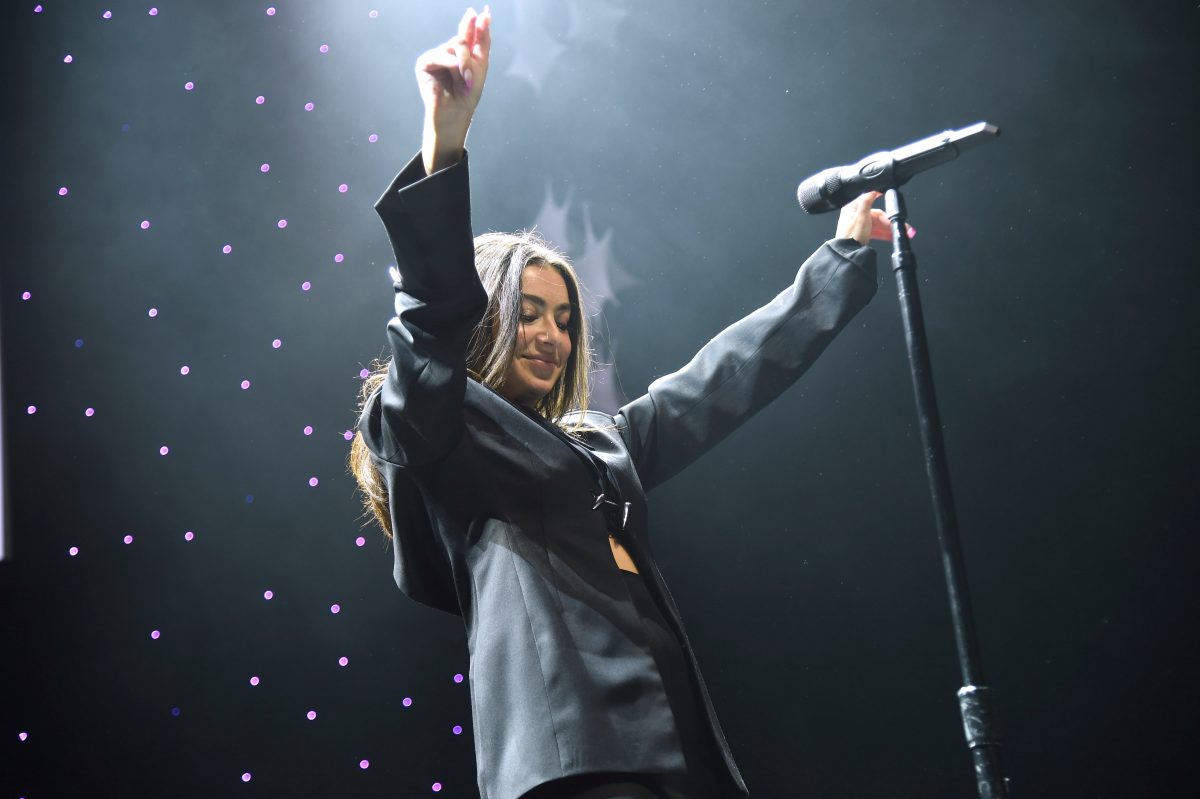 Charli XCX se produit lors du pré-spectacle iHeartRadio Z100 Jingle Ball 2021