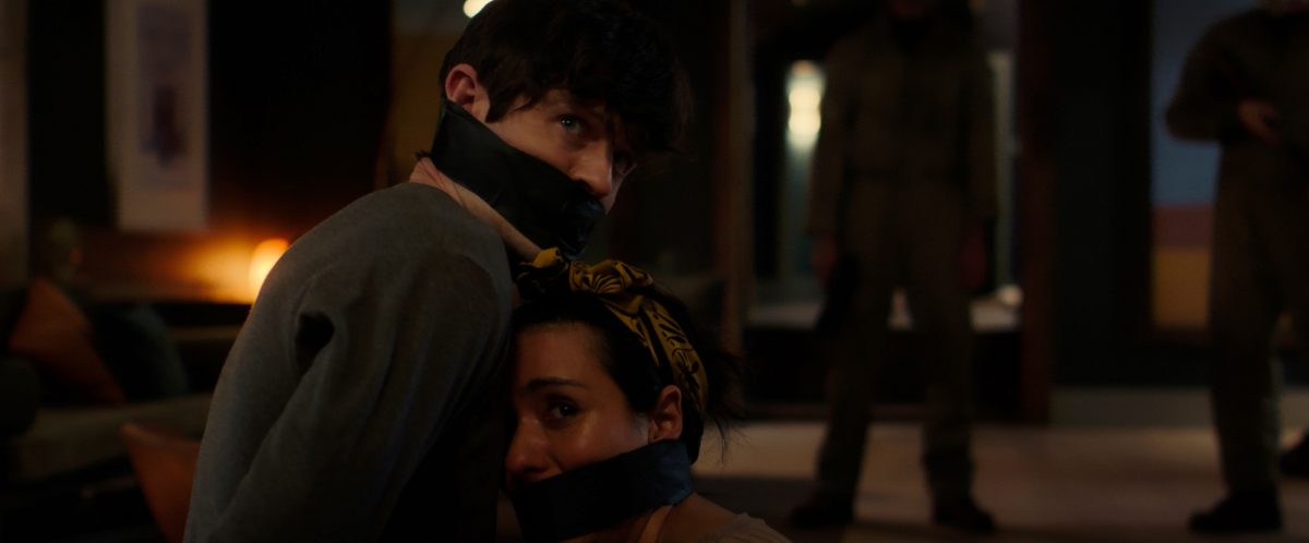 'Barbarians' Iwan Rheon dans le rôle d'Adam et Catalina Sandino Moreno dans le rôle d'Eva avec des bâillons dans la bouche, l'air effrayé