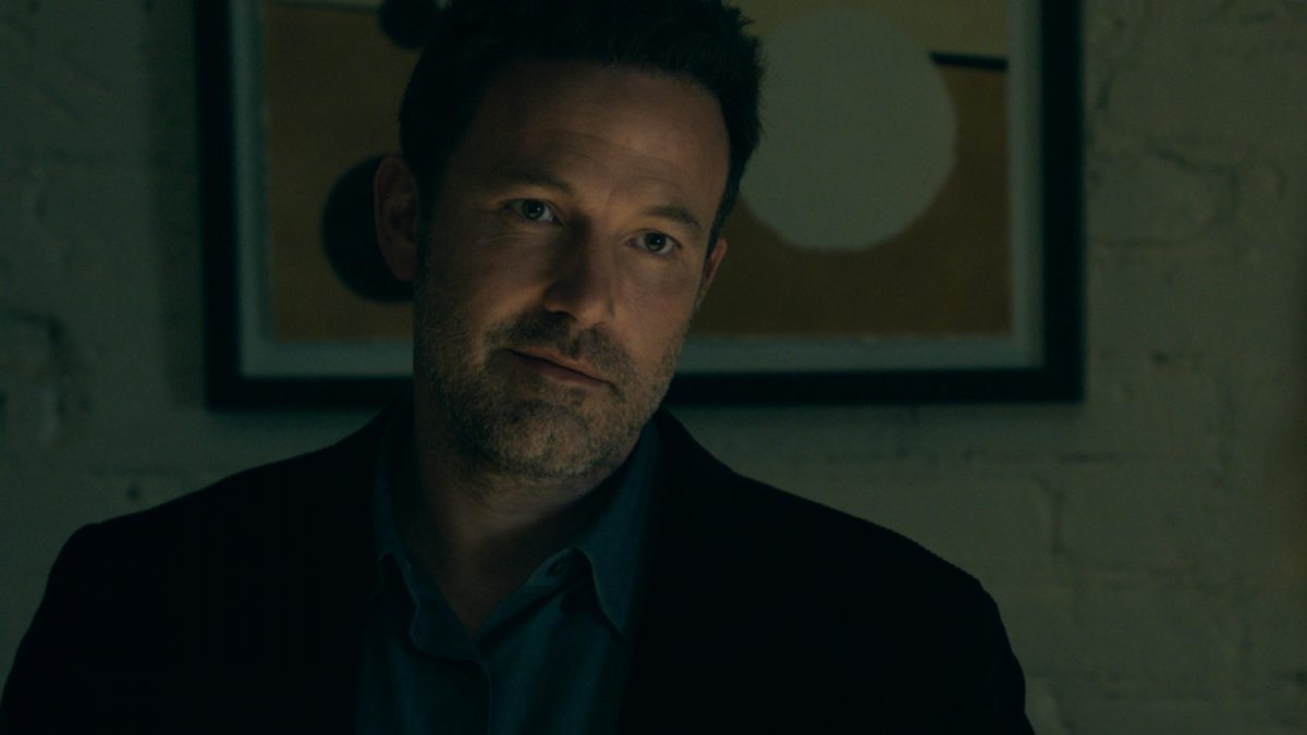 'Deep Water' Ben Affleck dans le rôle de Vic Van Allen portant un costume avec une photo derrière lui