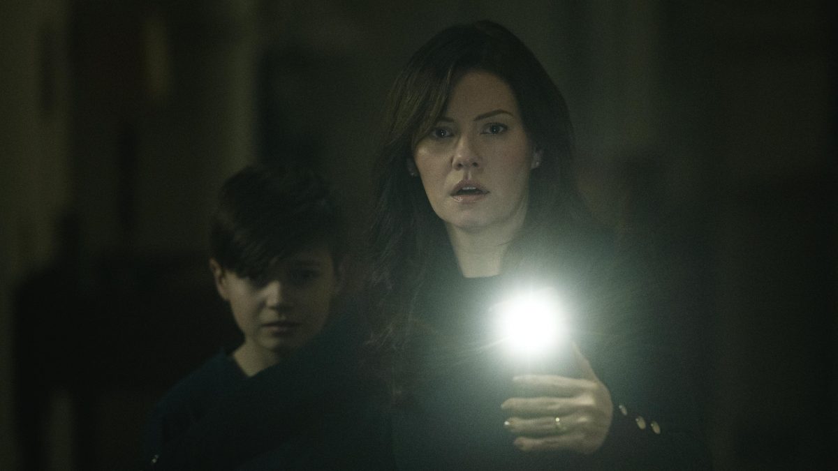 'The Cellar' Dylan Fitzmaurice Brady comme Steven et Elisha Cuthbert comme Keira à la peur avec une lampe de poche sur le téléphone