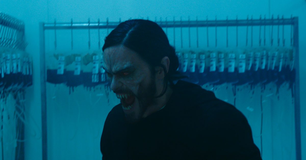 'Morbius' Jared Leto dans le rôle du Dr Michael Morbius avec des dents de vampire devant un rack rempli de poches de sang