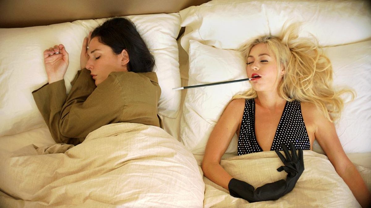 'Pretty Problems' Britt Rentschler dans le rôle de Lindsey et Charlotte Ubben dans le rôle de Carrie endormie dans son lit