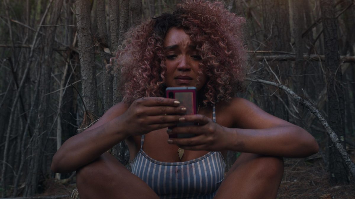 'Sissy' Aisha Dee alors que Cecilia avait l'air paniquée sur son téléphone portable