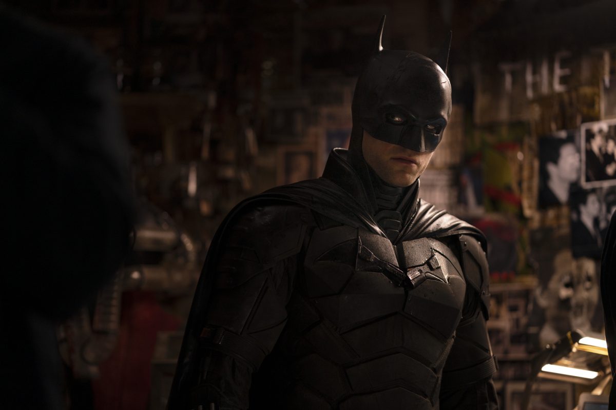 'The Batman' Robert Pattinson dans le rôle de Batman_Bruce Wayne regardant sur le côté avec des images en arrière-plan