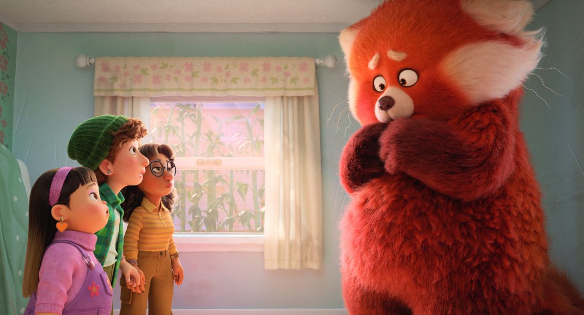'Turning Red' Abby (Hyena Park), Miriam (Ava Morse), Priya (Maitreyi Ramakrishnan), Mei (Rosalie Chiang) debout dans la chambre de Mei, l'air inquiet