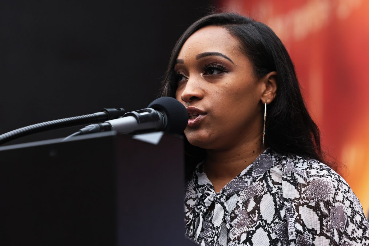 Desiree Lindstrom parle au public