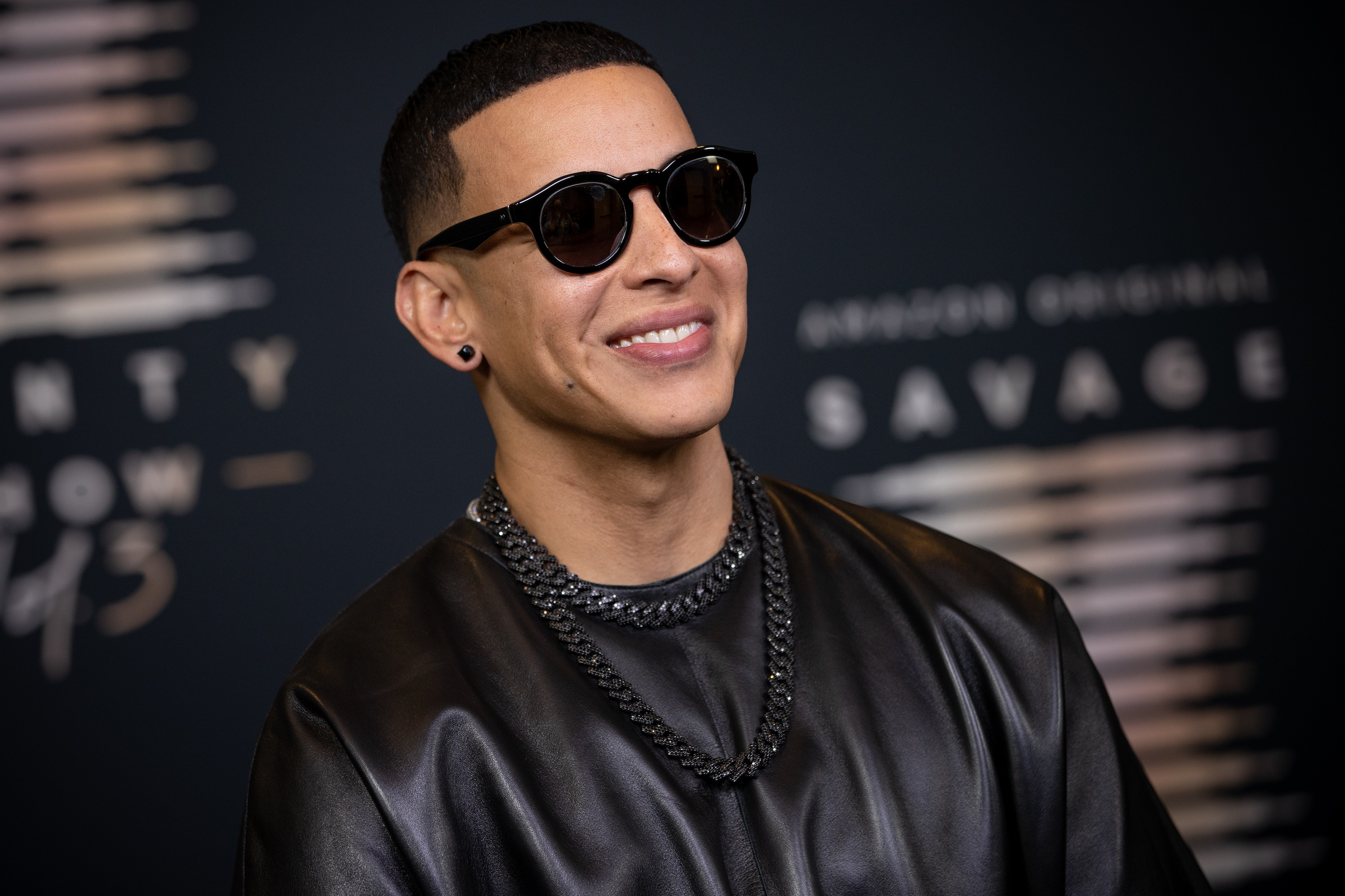 Daddy Yankee portant des lunettes de soleil et du cuir noir