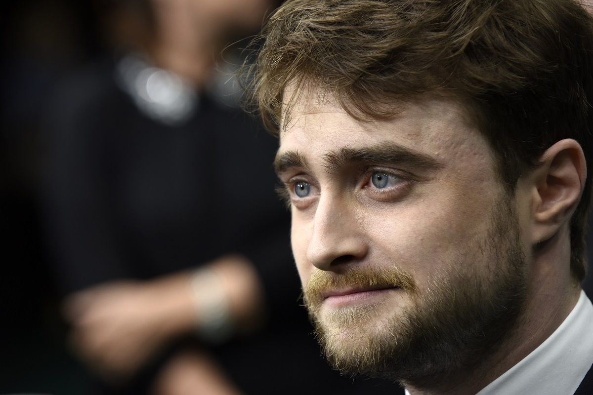 Daniel Radcliffe posant en portant un costume.