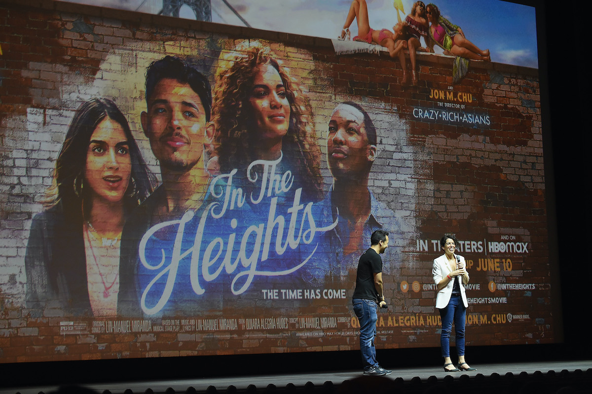 Lin-Manuel Miranda et Quiara Alegria Hudes parlent sur scène devant l'affiche de 'In the Heights'