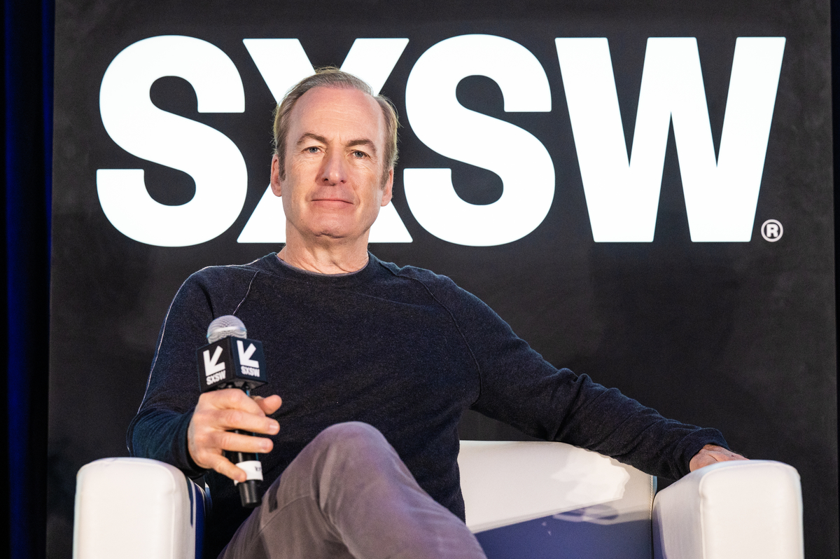 L'acteur de Saul Goodman, Bob Odenkirk, parle sur scène lors de 
