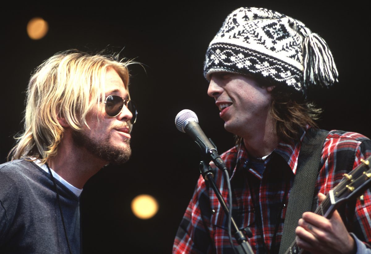Taylor Hawkins et Dave Grohl se produisent avec les Foo Fighters lors de la soirée-bénéfice de la Bridge School en 2000.