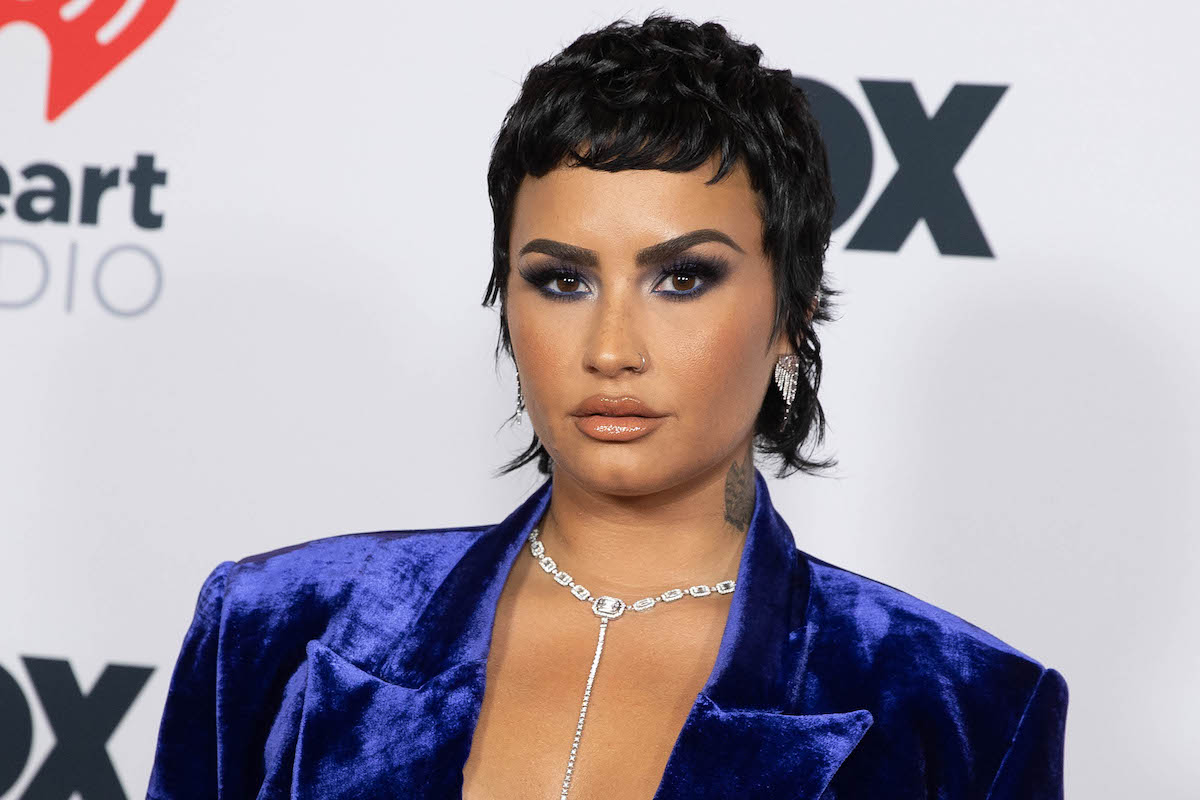 Demi Lovato devant un fond blanc