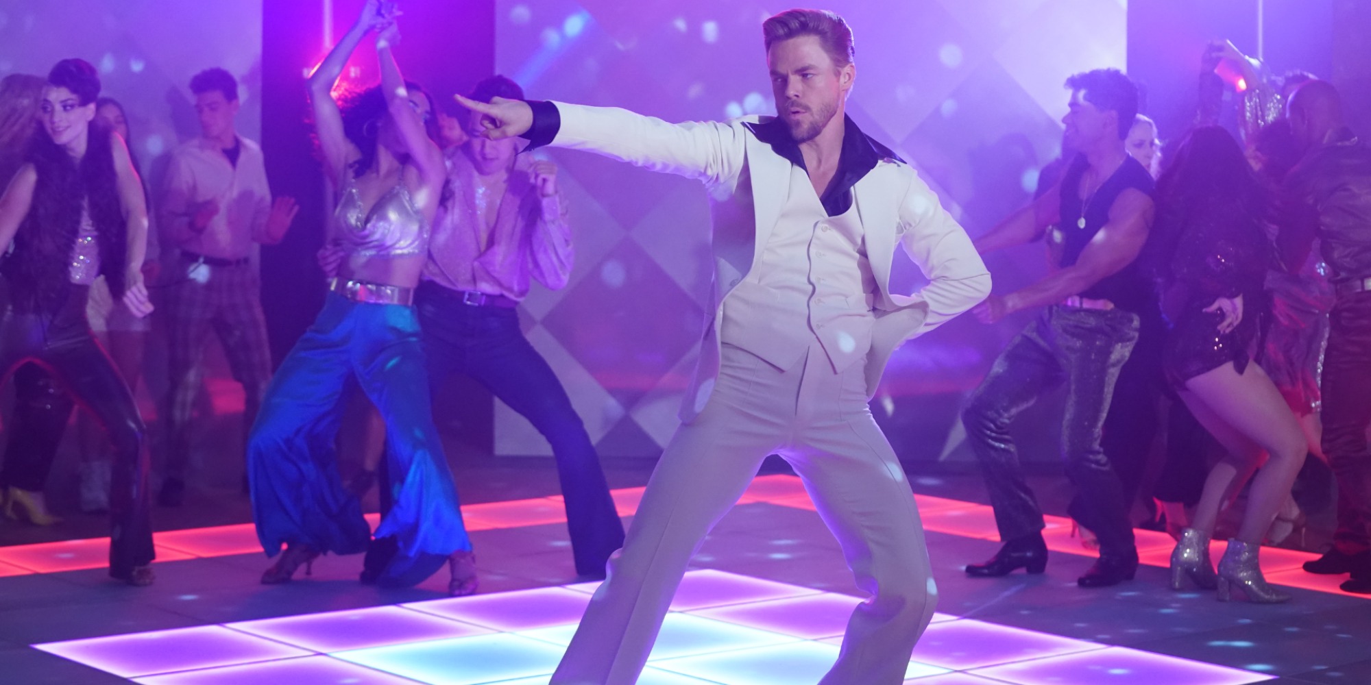 Derek Hough rend hommage à la fièvre du samedi soir