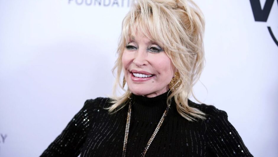 Dolly Parton sait qui pourrait la jouer dans un film – et il pourrait s&rsquo;agir de plus d&rsquo;un acteur
