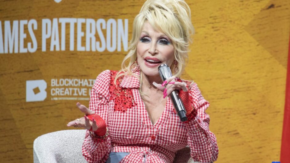 Comment Dolly Parton répond quand les gens lui demandent si elle se met en colère
