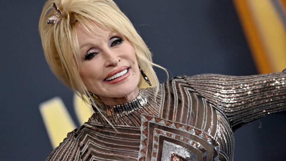 Dolly Parton dit que « le bon sens » et la « confiance » l&rsquo;ont aidée à réussir