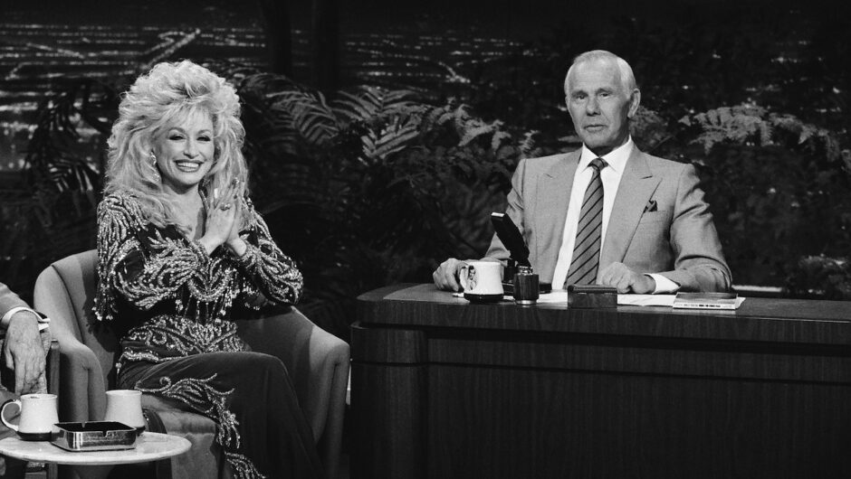 Dolly Parton et Johnny Carson ont plaisanté sur les «visions» d&rsquo;un implant «Blowout»