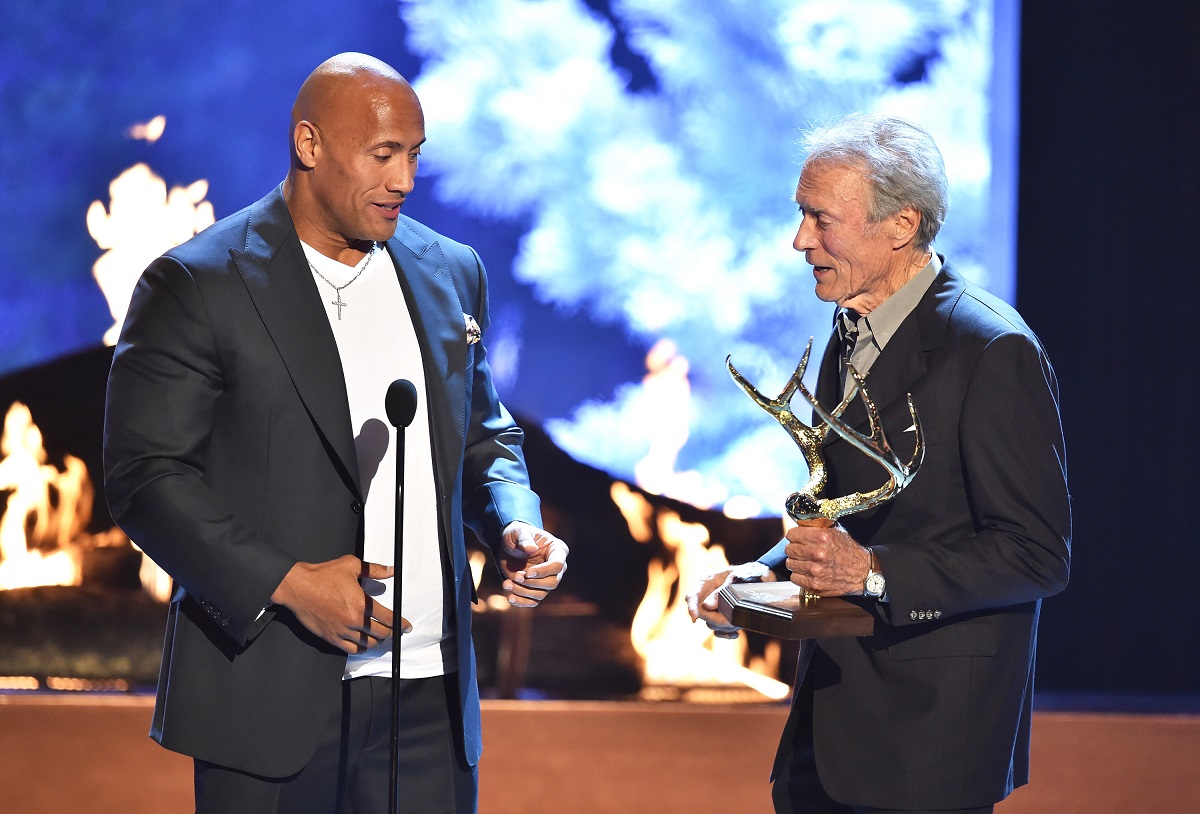 Dwayne Johnson parle à Clint Eastwood.