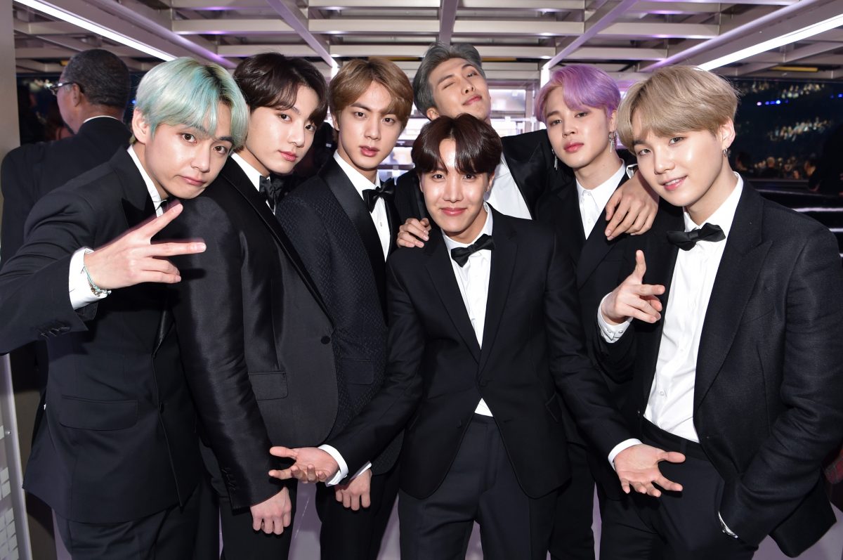 Membres de BTS portant des smokings
