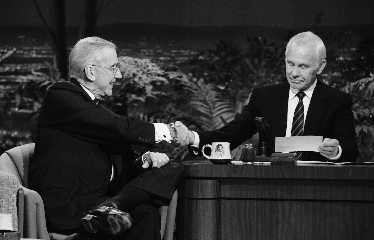 Photo en noir et blanc d'Ed McMahon serrant la main de Johnny Carson dans 
