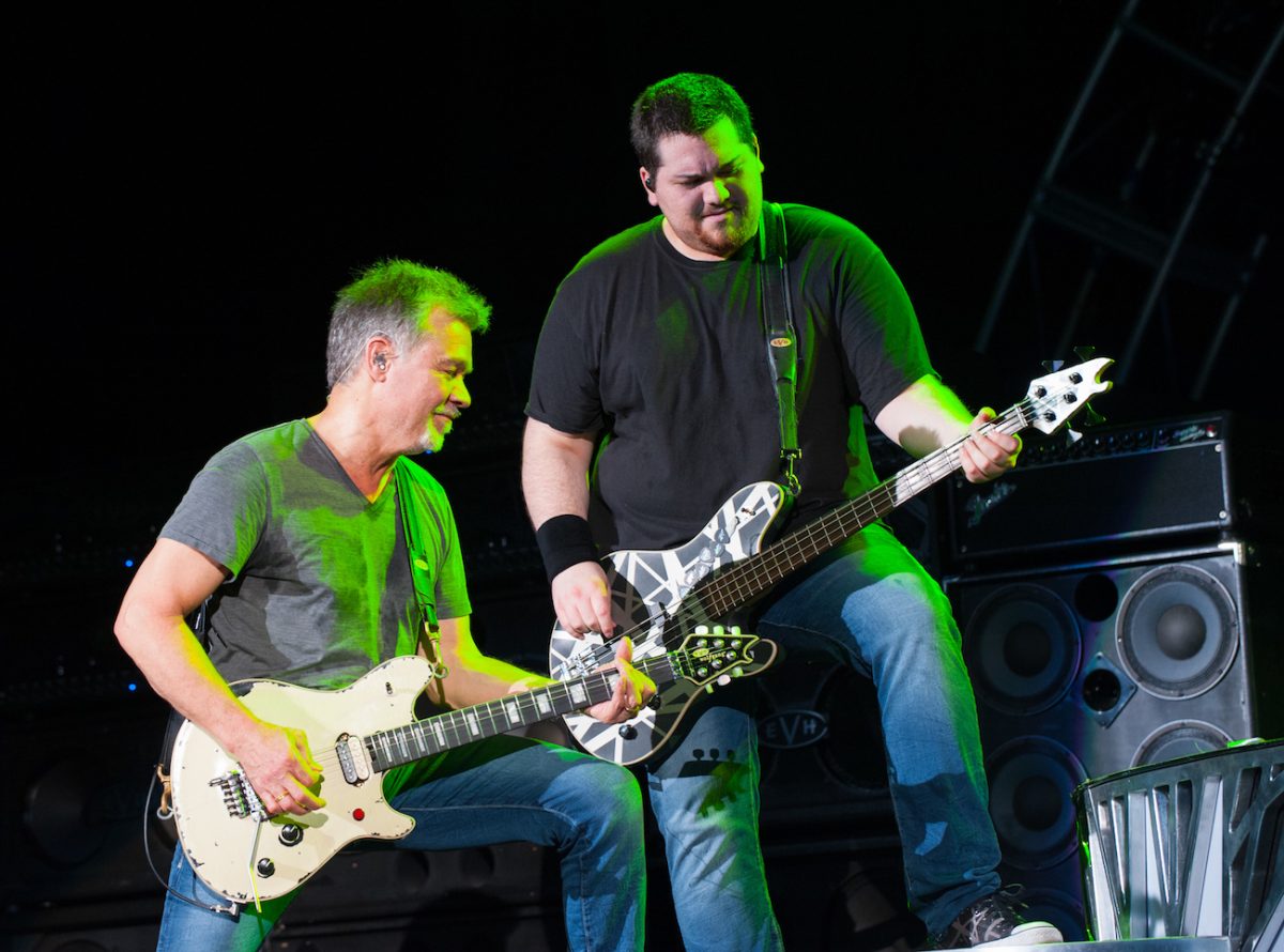 Eddie Van Halen et son fils Wolfgang Van Halen se produisent avec Van Halen en 2015.