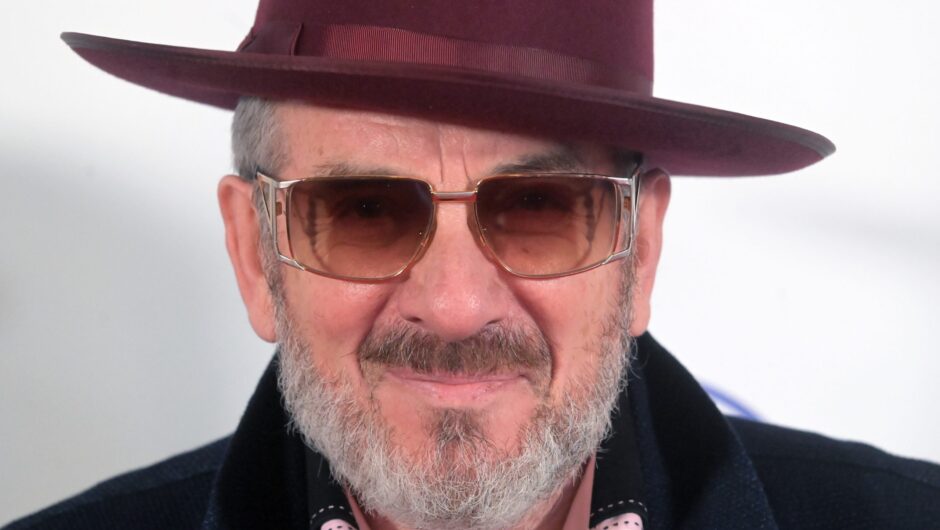 Elvis Costello utilise du savon à vaisselle pour protéger ses cordes vocales des dommages