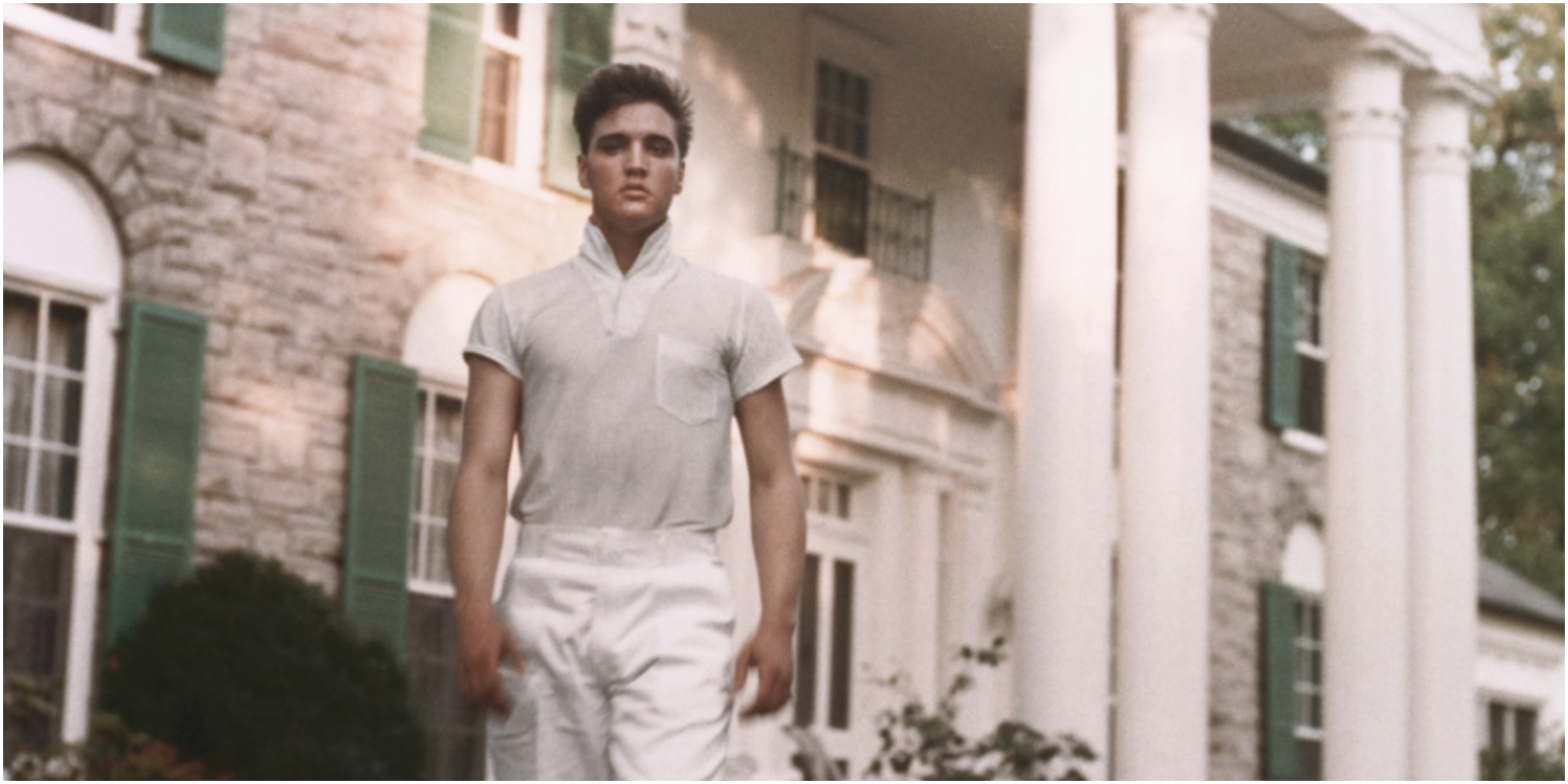 Elvis Presley devant son manoir Graceland à Memphis, TN.