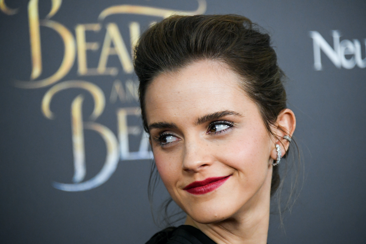 Emma Watson, 26 ans, porte une lèvre rouge à l'avant-première de La Belle et la Bête