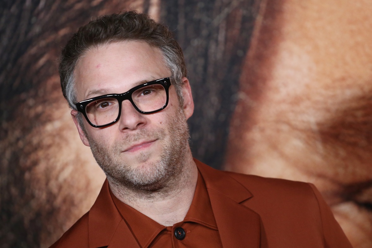 Seth Rogen posant avec des lunettes.