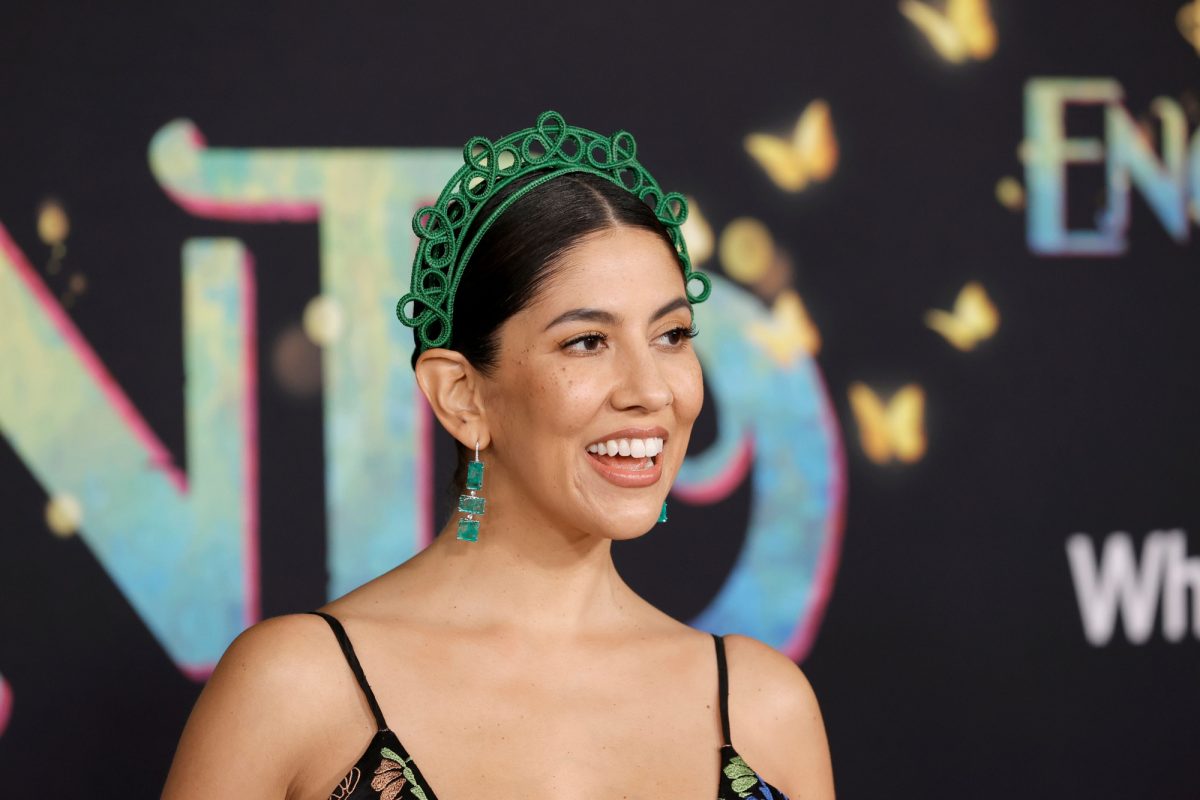 'Encanto' Mirabel comédienne Stephanie Beatriz portant une couronne verte devant le film étape et répétition