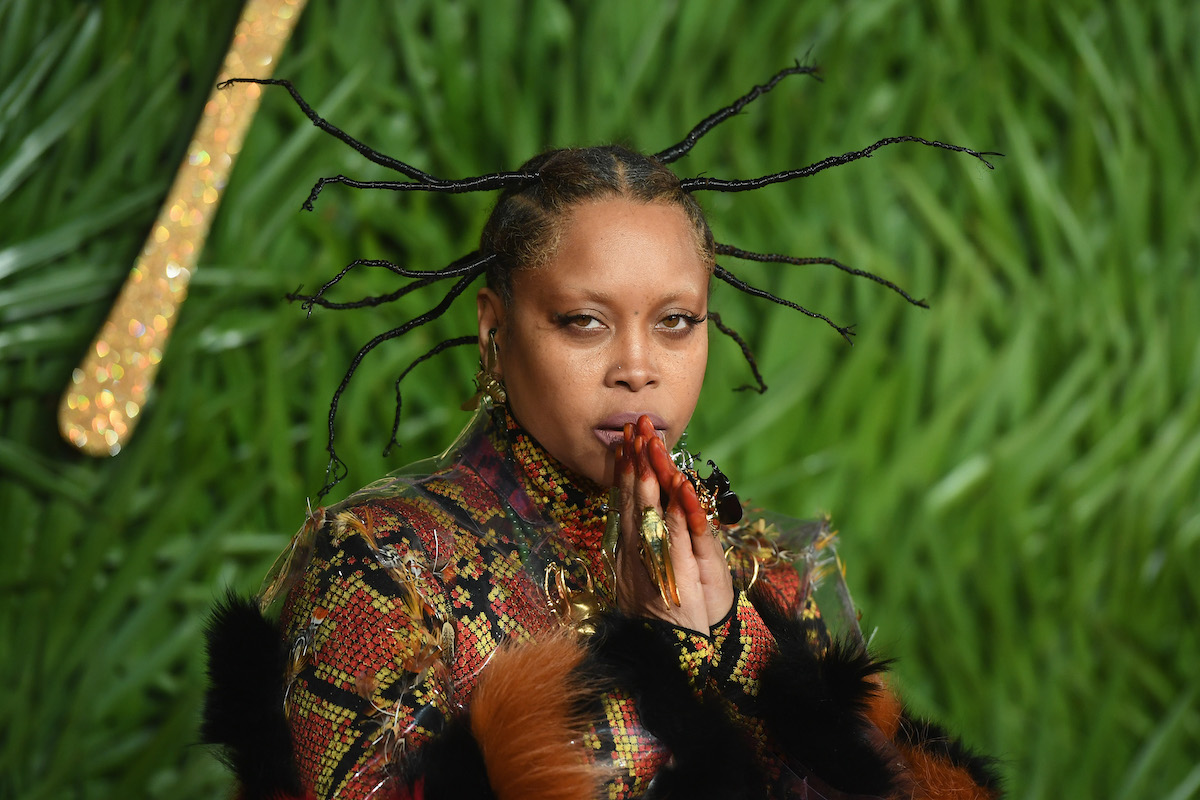 Erykah Badu croisant les mains