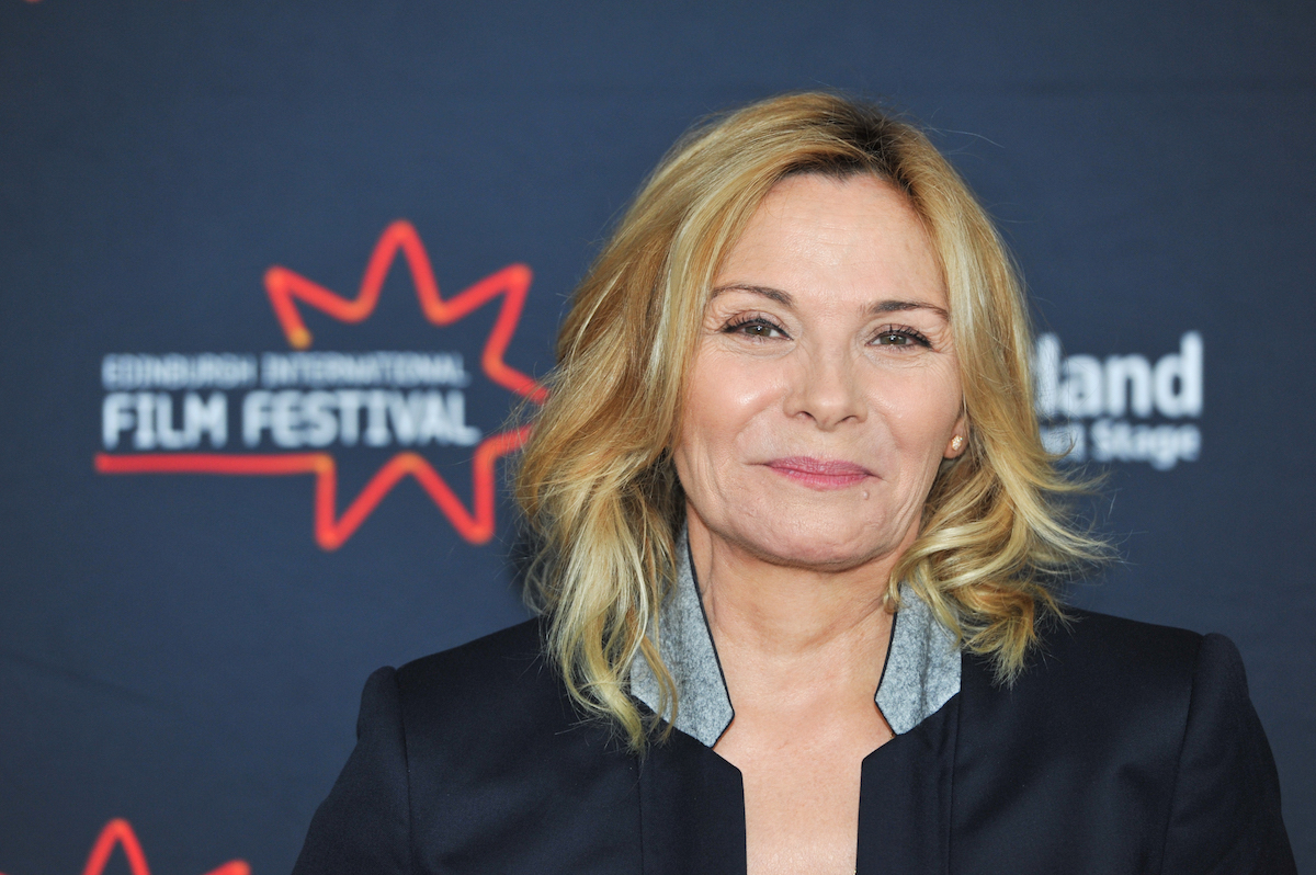 Kim Cattrall sourit lors d'un événement.