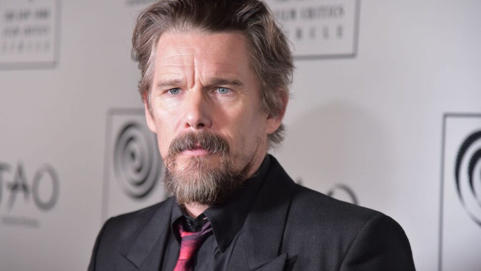 Ethan Hawke, star de « Moon Knight », décrit Arthur Harrow comme un « mauvais » Steve Jobs