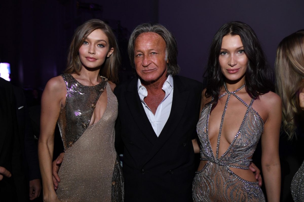 Gigi Hadid et Bella Hadid portant des robes scintillantes avec Mohamed Hadid debout entre elles