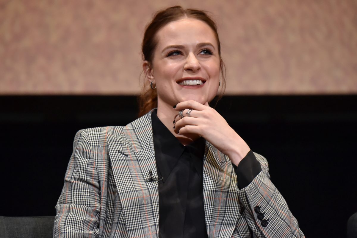Evan Rachel Wood prend la parole lors de la projection et de la table ronde de la série dramatique HBO 