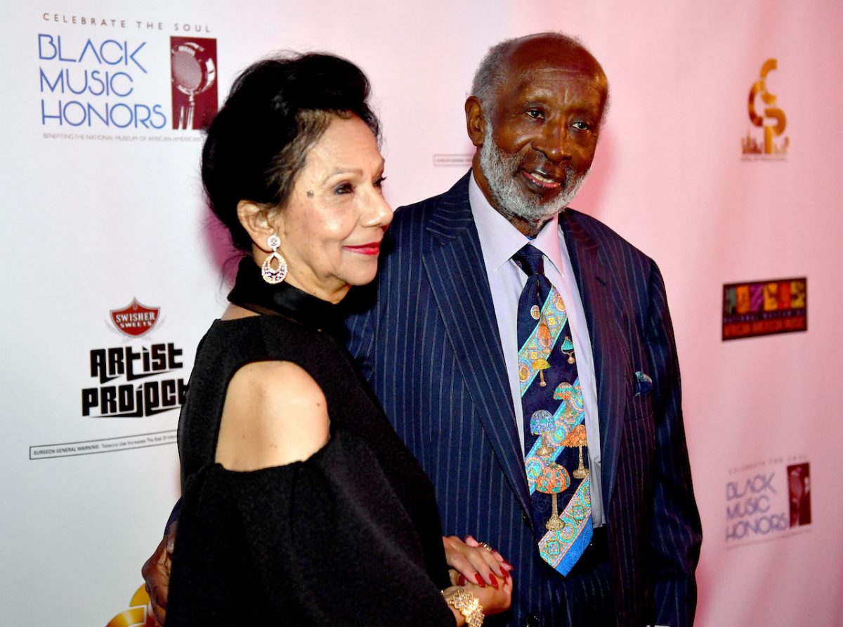 Jacqueline et Clarence Avant posent sur le tapis rouge