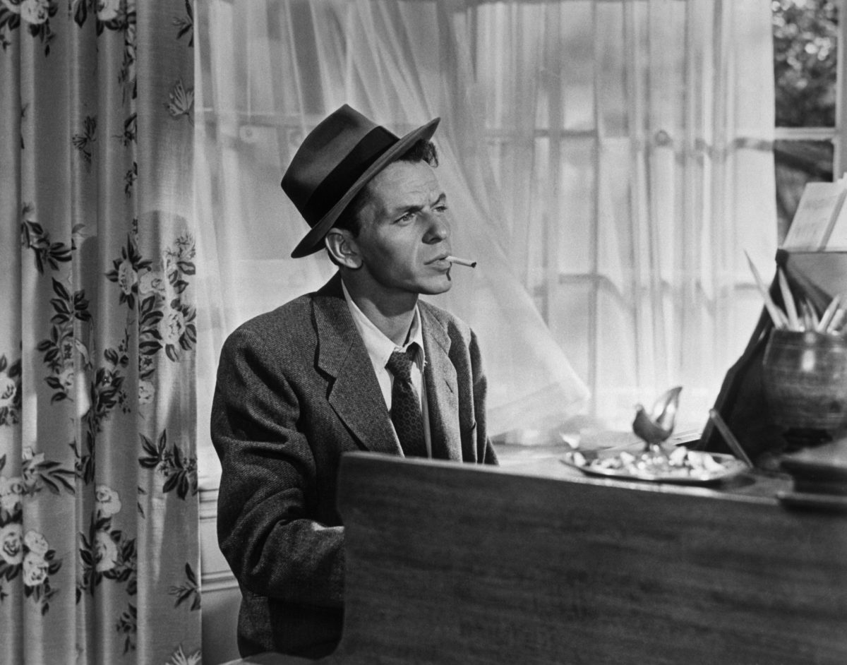 Frank Sinatra jouant une de ses chansons au piano