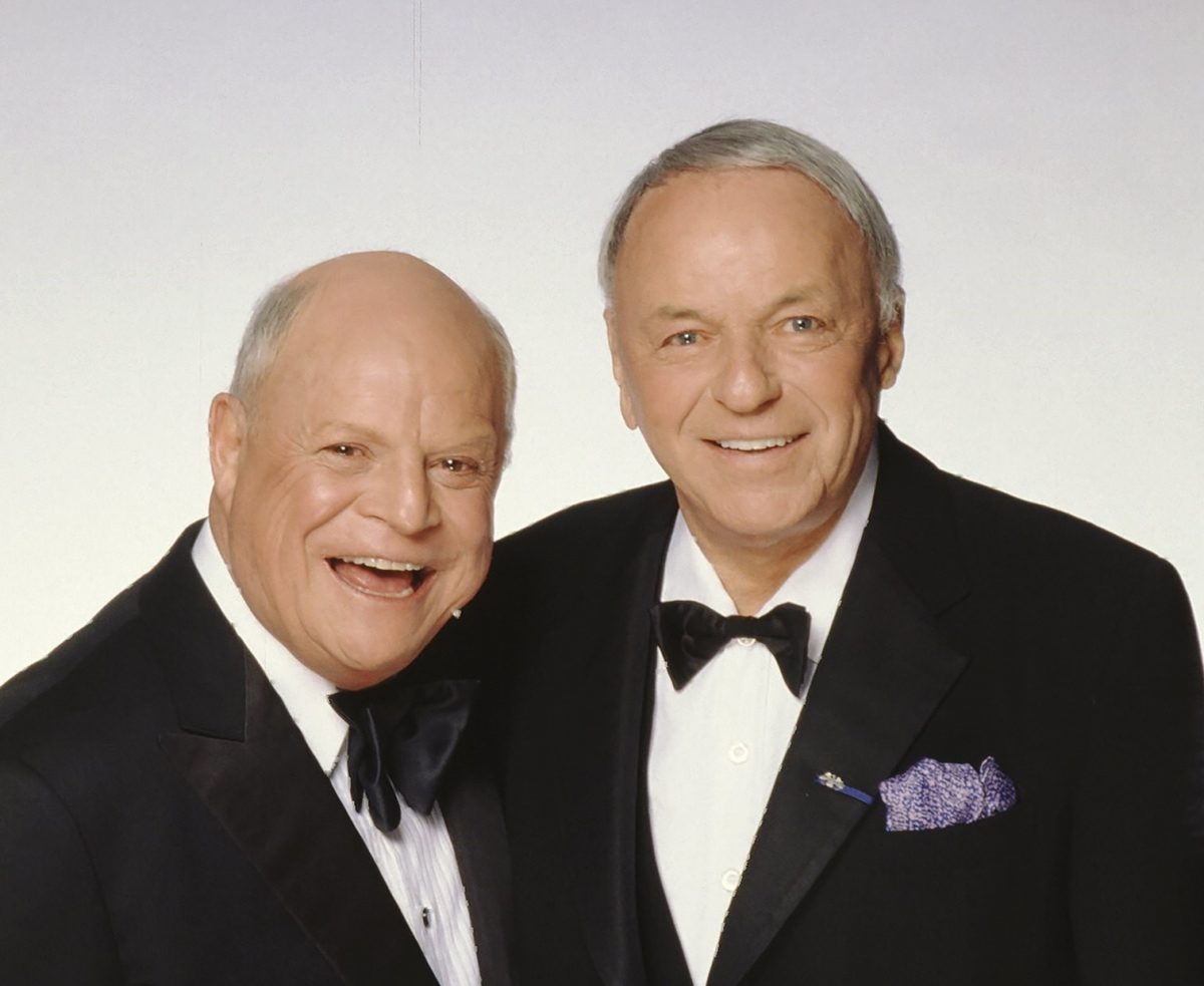 Don Rickles et Frank Sinatra portent des smokings et se tiennent devant un fond blanc.