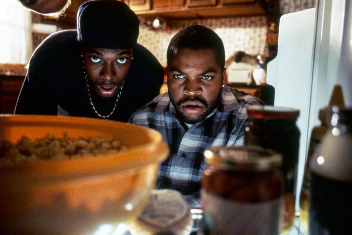 Chris Tucker et Ice Cube examinent un réfrigérateur dans 