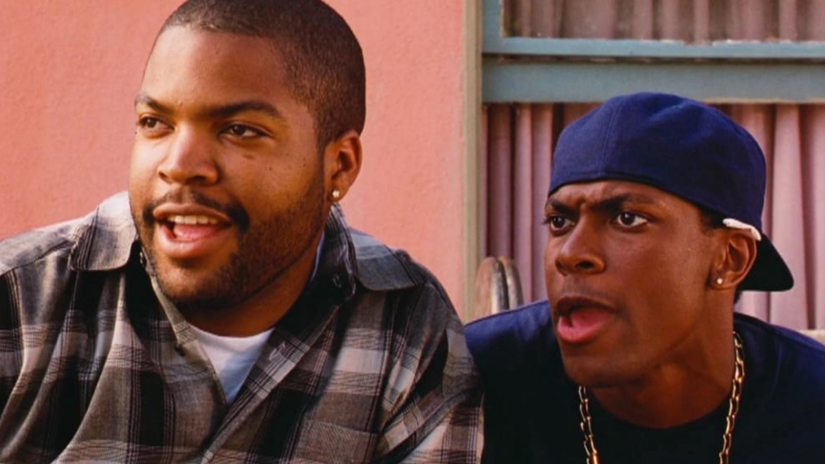 Ice Cube et Chris Tucker regardent, bouche bée, dans 
