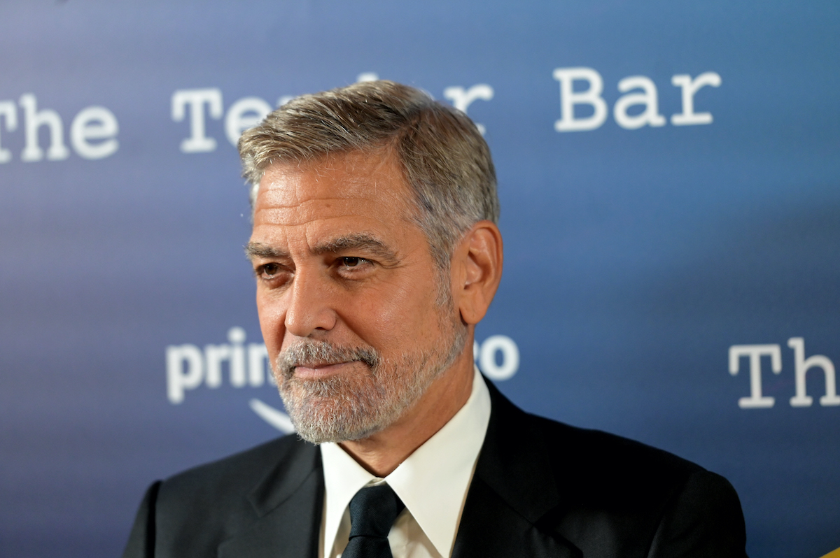 George Clooney devant un fond bleu