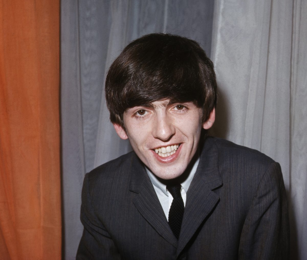 Photographie en gros plan de George Harrison des Beatles faite à Londres, 1963