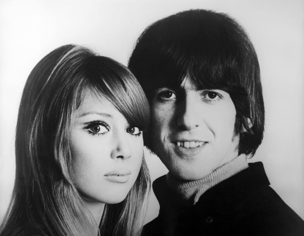 Pattie Boyd et George Harrison posant pour des portraits en 1966.