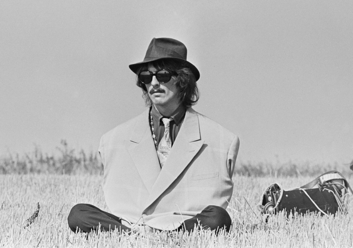 George Harrison dans une veste de costume surdimensionnée lors du tournage de 