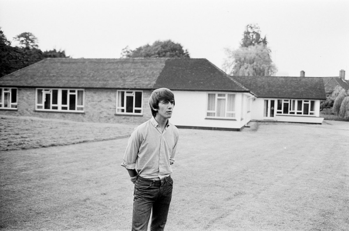 George Harrison vêtu de blanc chez lui en 1964.