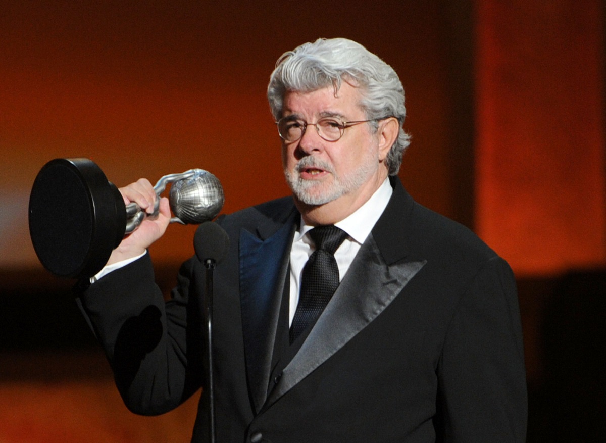 George Lucas tenant un prix