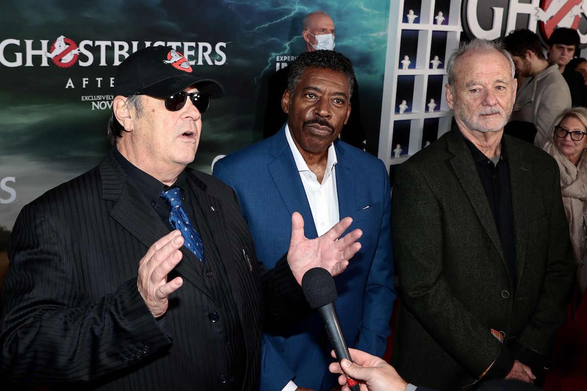Dan Aykroyd parle sous le regard d'Ernie Hudson et de Bill Murray