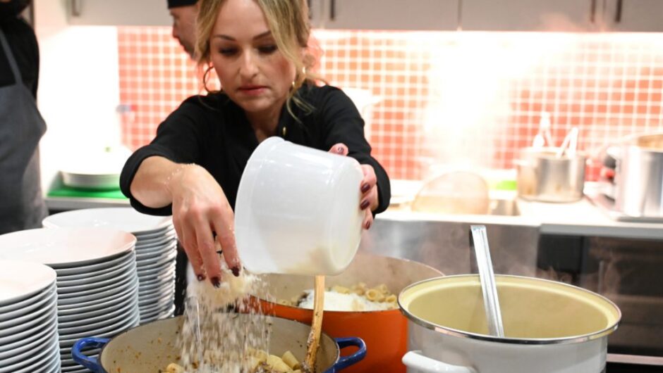 Le crumble aux pêches et aux fraises de Giada De Laurentiis est le dessert parfait sur place